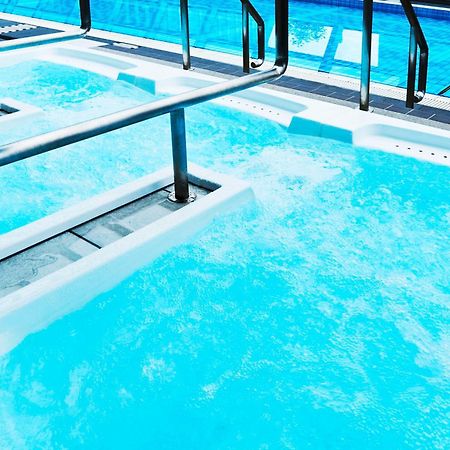 Hotel New Otani Osaka Dış mekan fotoğraf A swimming pool