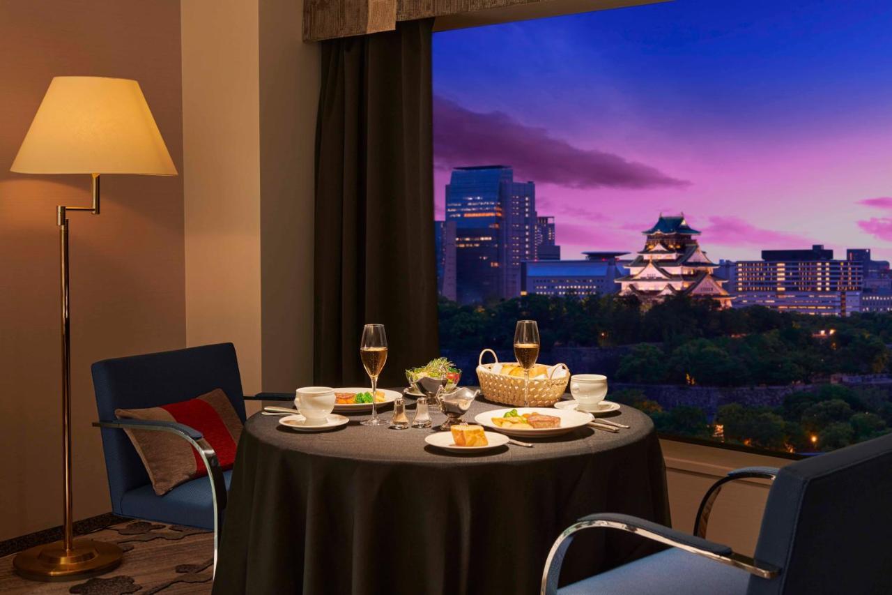 Hotel New Otani Osaka Dış mekan fotoğraf A view of the Osaka Castle from a suite at the hotel