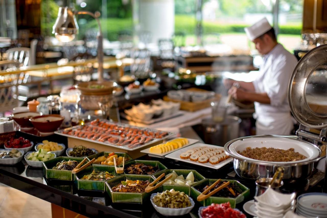 Hotel New Otani Osaka Dış mekan fotoğraf A buffet at a hotel