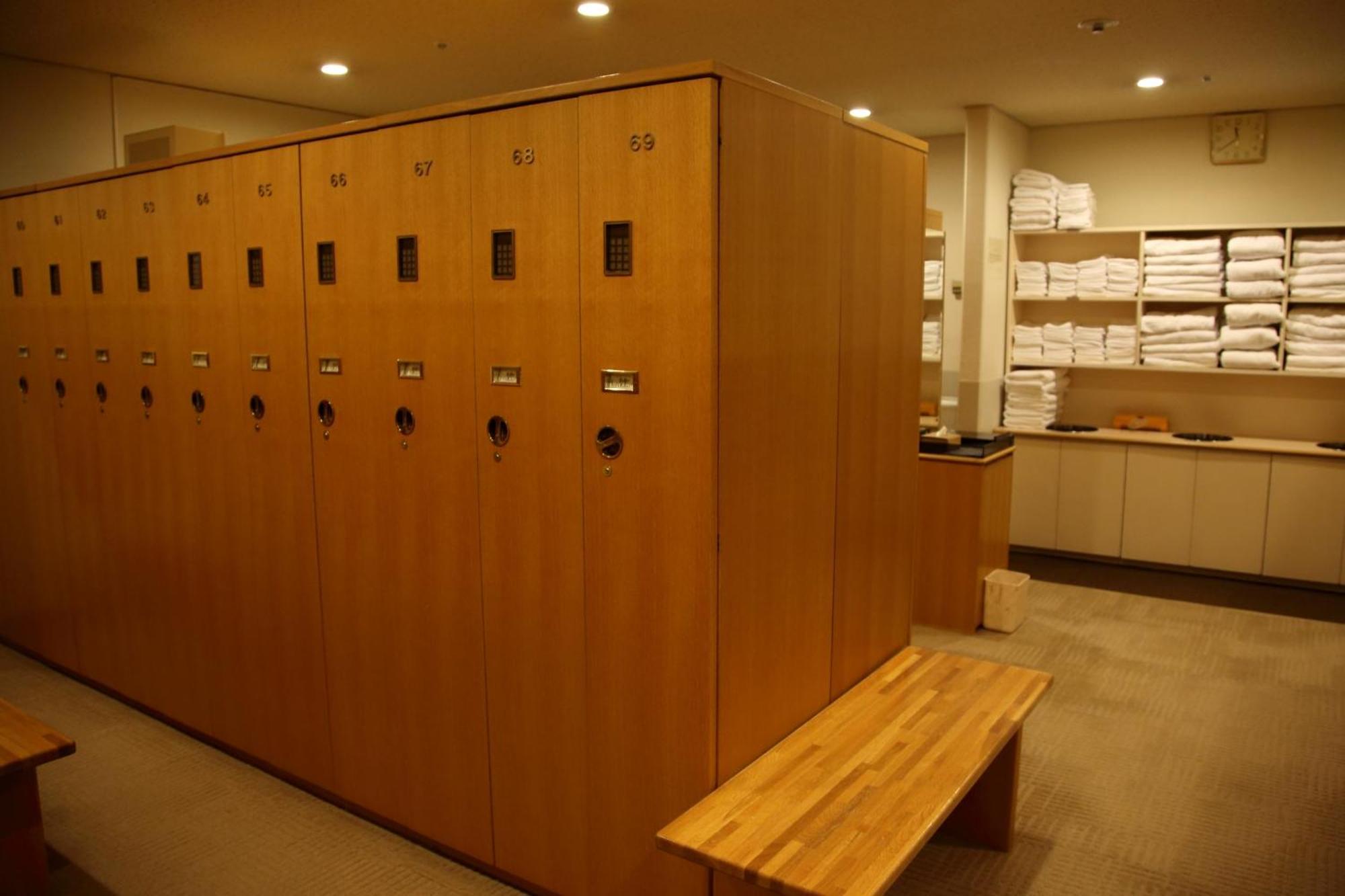 Hotel New Otani Osaka Dış mekan fotoğraf A locker room at a spa