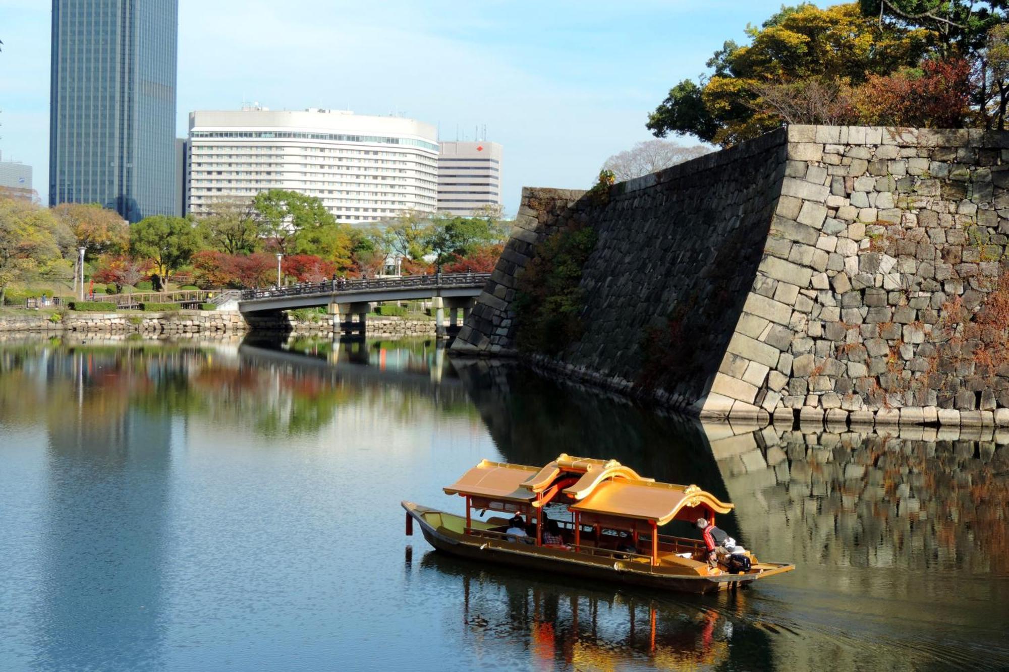 Hotel New Otani Osaka Dış mekan fotoğraf A traditional pleasure boat on the moat of Osaka Castle