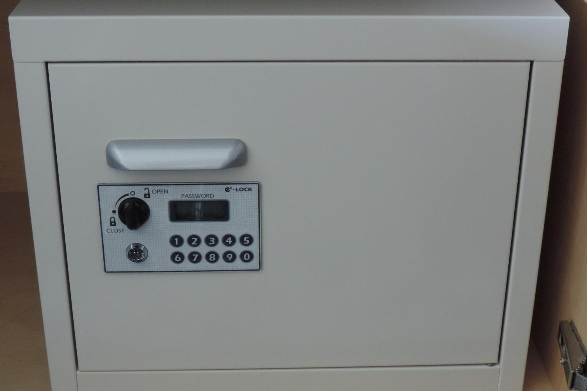 Hotel New Otani Osaka Dış mekan fotoğraf A safe