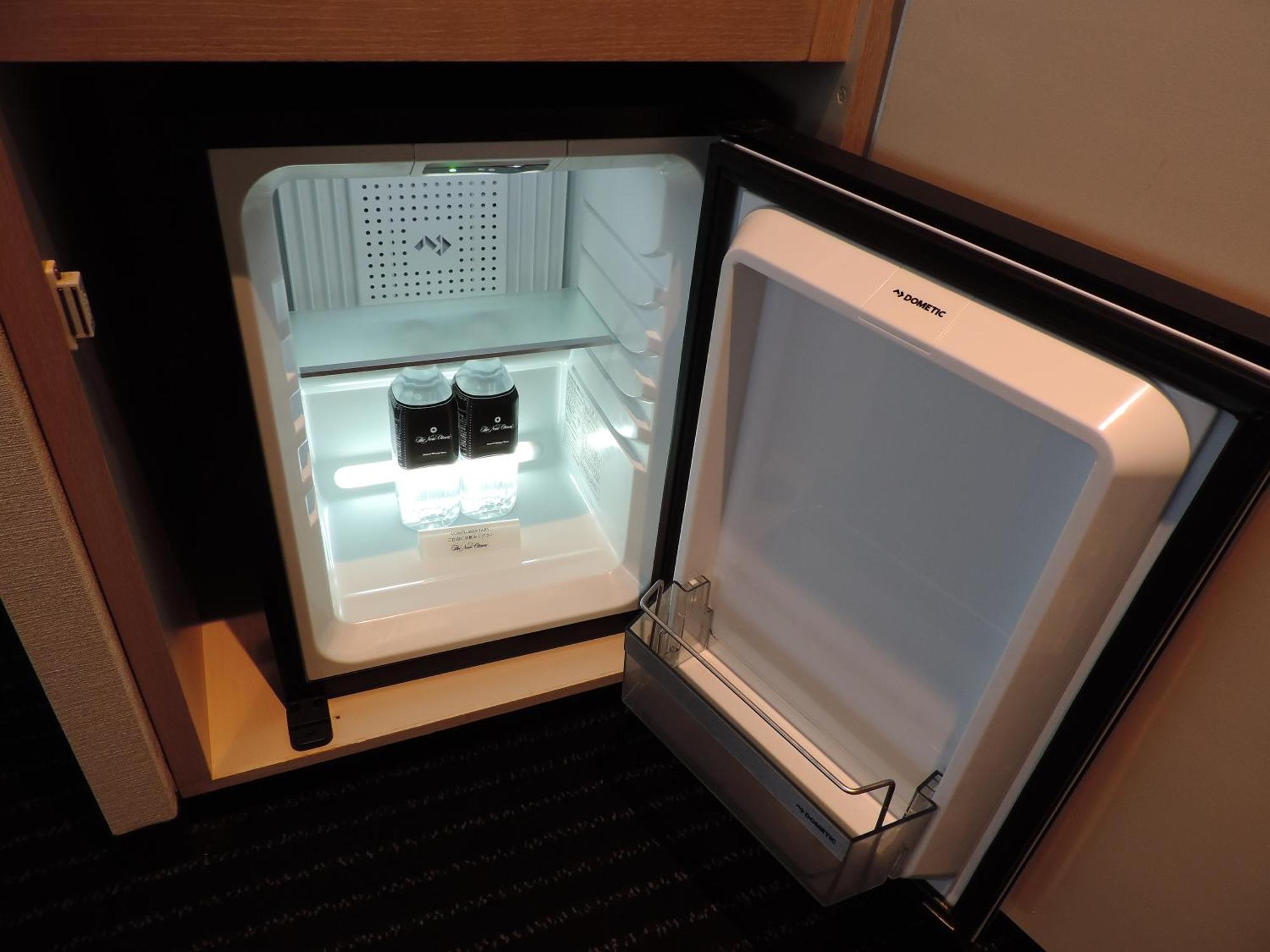 Hotel New Otani Osaka Dış mekan fotoğraf A mini-refrigerator in a hotel room