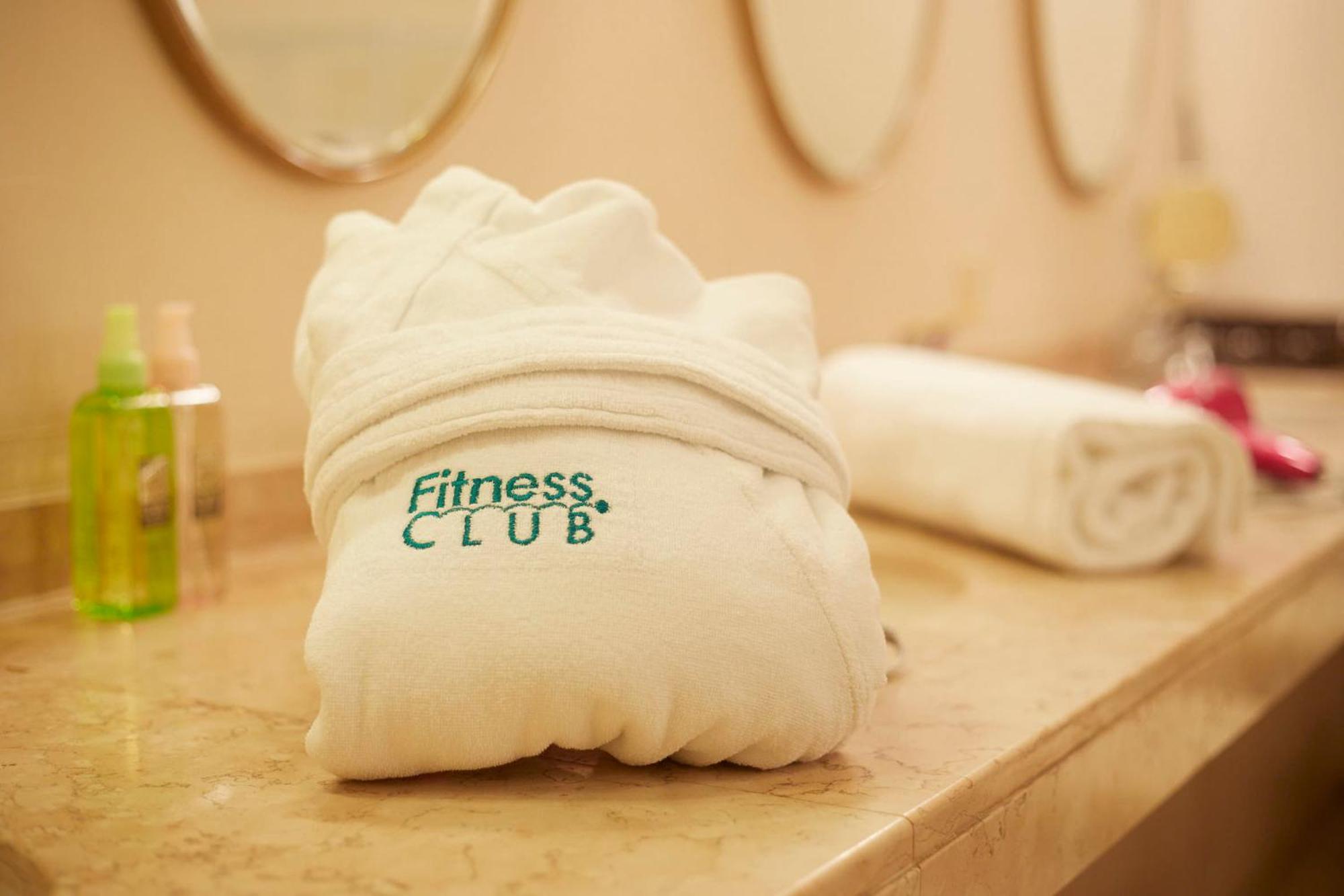 Hotel New Otani Osaka Dış mekan fotoğraf A folded bathrobe
