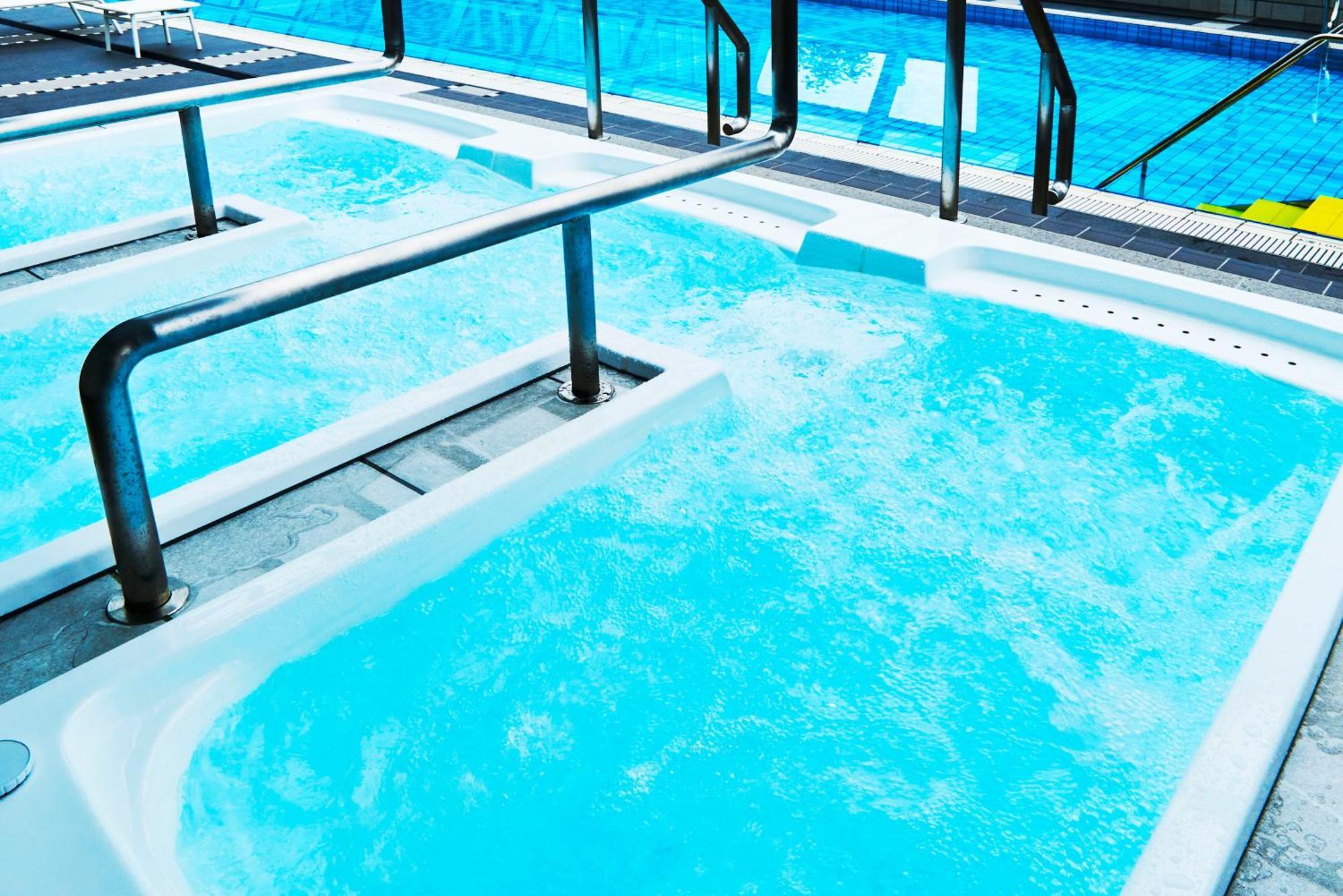 Hotel New Otani Osaka Dış mekan fotoğraf A swimming pool