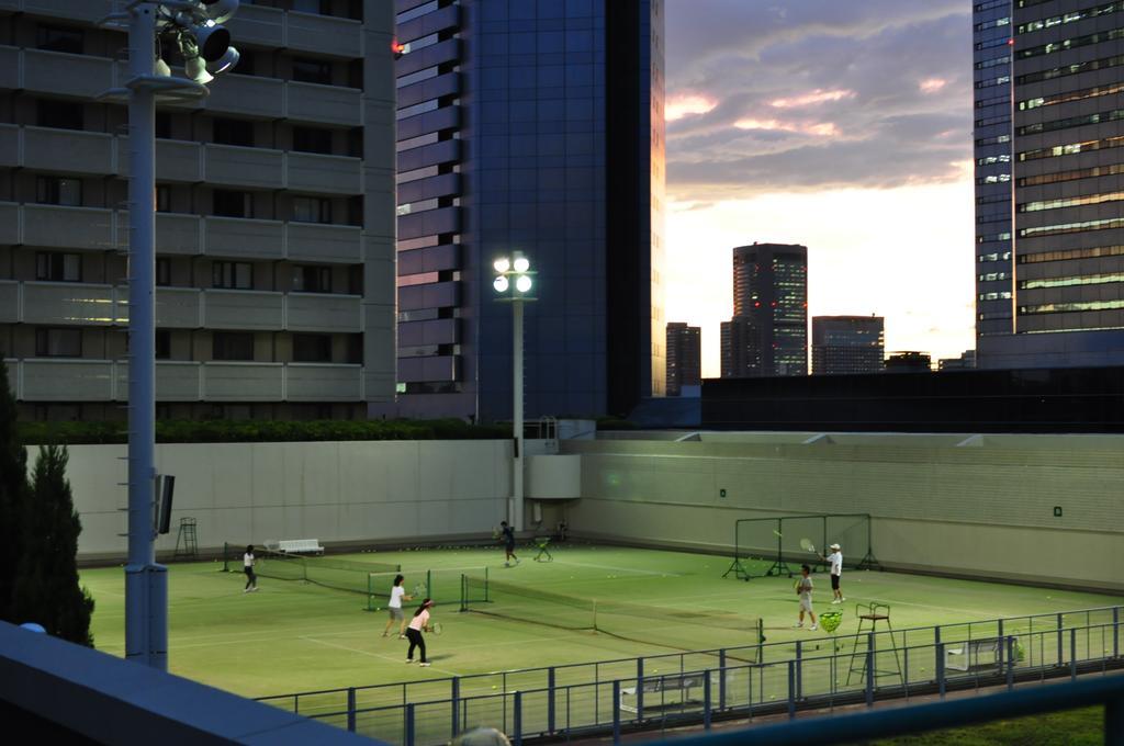 Hotel New Otani Osaka Dış mekan fotoğraf Tennis courts at night